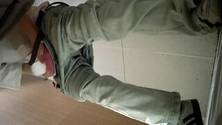 美女如云精品厕拍⑵，近景脸穴同框正面真实偷拍超多美鲍小姐姐方便.