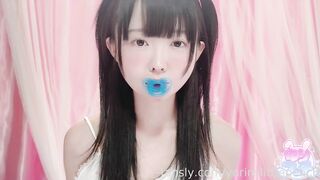 天生萝莉体可爱邻家妹【yurinslittlepeach】被大叔圈养日常各种COS制服打炮.8