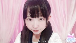 天生萝莉体可爱邻家妹【yurinslittlepeach】被大叔圈养日常各种COS制服打炮.9