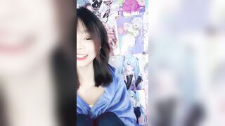 19岁宿舍学生妹【06小烤肠】下海福利，特写超粉嫩的小穴自慰诱惑