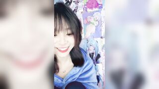 19岁宿舍学生妹【06小烤肠】下海福利，特写超粉嫩的小穴自慰诱惑