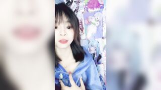 19岁宿舍学生妹【06小烤肠】下海福利，特写超粉嫩的小穴自慰诱惑