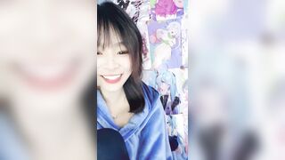 19岁宿舍学生妹【06小烤肠】下海福利，特写超粉嫩的小穴自慰诱惑