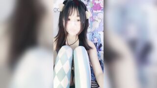 19岁宿舍学生妹【06小烤肠】下海福利，特写超粉嫩的小穴自慰诱惑1