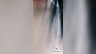 【敏妹妹】鏡子前緊盯下體羞恥埃艹，對著鏡子才知道自己有多騷，站式後入爆插幾下就出白...
