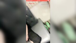 露臉跟小哥激情啪啪，讓小哥親着小嘴吃着奶子摳着騷逼好多淫
