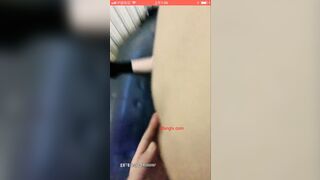 露臉跟小哥激情啪啪，讓小哥親着小嘴吃着奶子摳着騷逼好多淫