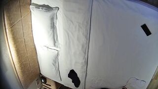 情趣酒店 4-26 刚入住小情侣 一进来就衣衫乱飞 用跳蛋先玩一趴 然后换上紫色情趣内衣开干 男人已经累了