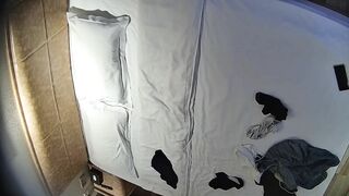 情趣酒店 4-26 刚入住小情侣 一进来就衣衫乱飞 用跳蛋先玩一趴 然后换上紫色情趣内衣开干 男人已经累了