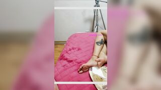 18歲的超級嫩美腿美眉和男友沒日沒夜地造愛，嫩逼操一會就好多白漿