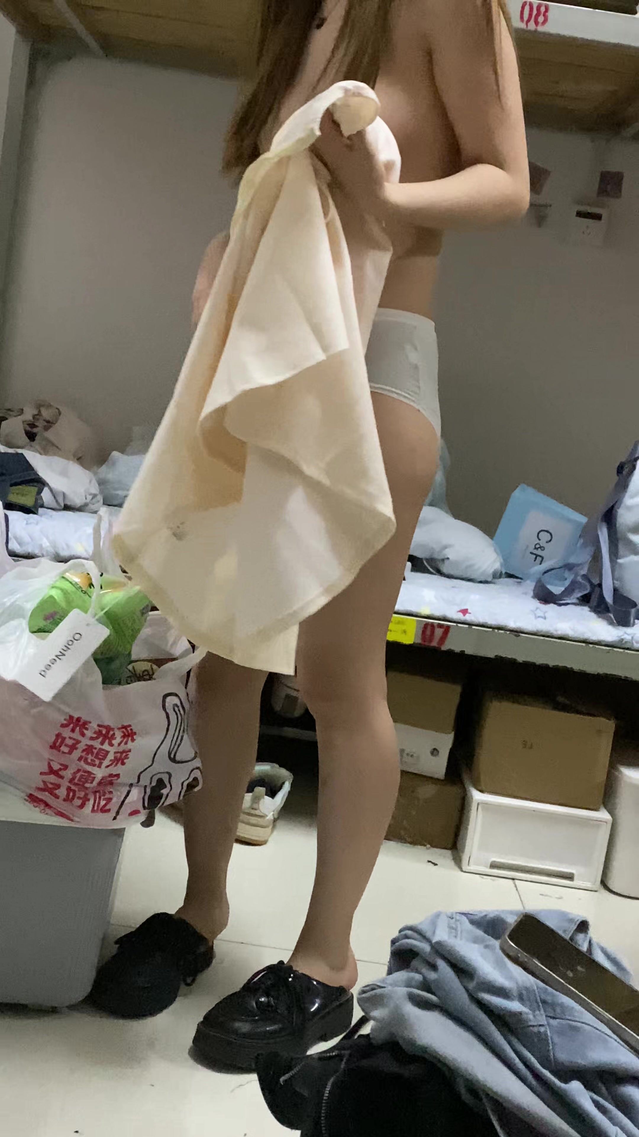 【学生宿舍偷拍】偷拍同学宿舍 全裸换衣服！8