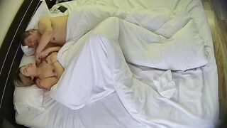 大学城 4-24 大叔坏得不彻底 自己花钱操逼 还要面子装斯文 搞半天才开始操 估计小姐都怕他耽搁下一单