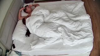 大学城 5-5 昨晚入住就搞一炮的年轻情侣 今早大奶美女还在睡觉 男人就操得她奶子乱飞了 后入翘臀真稀罕3
