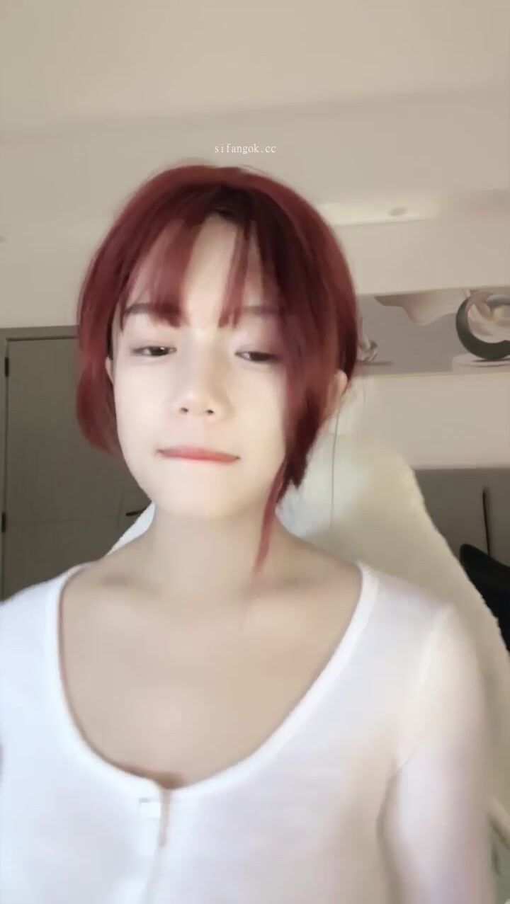 巨乳学妹【危险纯欲体 】奶子相当大大屌狂插自慰喷水！~