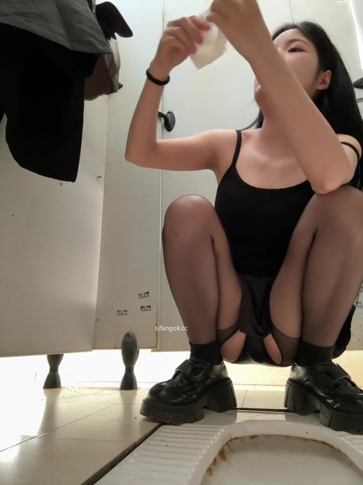 stripchat【Pippin-19】户外小萝莉 长相甜美 好身材大长腿极品翘臀 树林 公厕 全裸道具 刺激