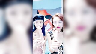 妈妈调教女儿全程露脸激情大秀,情趣丝袜诱惑淫声荡语,双头道具插进妈妈和女儿的骚穴自慰,高潮喷水好刺激