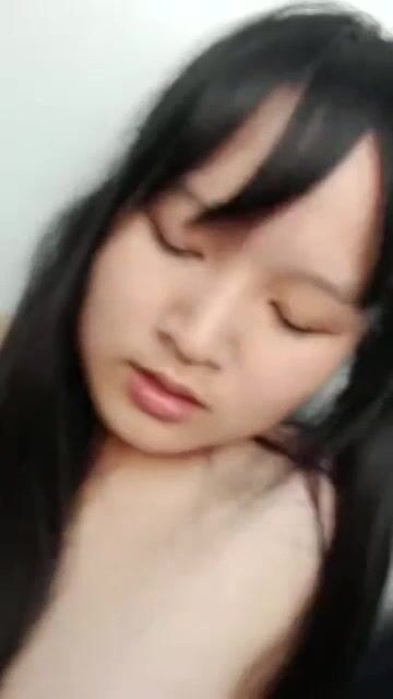 抖音七号路人，学校厕所里啪啪，小萝莉寻求刺激，大胆性爱