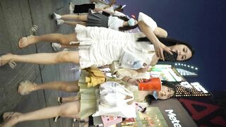 偷拍牛人步行街尾随偷拍修长美腿白色连衣裙美女下面内裤前后透明能清晰的看到里面的黑毛逼逼1080P高清