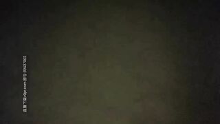 小平头高价约两极品颜值女神双飞 ，长相清纯细长美腿，左拥右抱一起服务舔弄 ，这边扣穴那边深喉 ，两个美女轮流着操