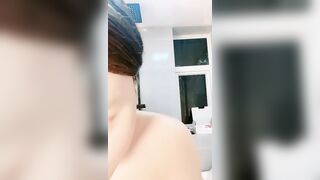 长相甜美颜值爆表，白虎一线天极品妹子特写逼逼，全裸洗澡