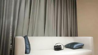 【9分颜值金发冷艳女神】高价高端外围美妞 ，花臂纹身里面吊带装 ，坐在身上舌吻调情 ，美女很配合，各种姿势轮换着操