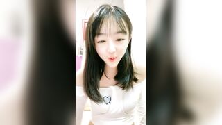 小兔牙超可爱学生妹，几天没播更骚了，伸进内裤自摸起来 ，掏出奶子紧致粉穴，洗完澡给大家扣一波