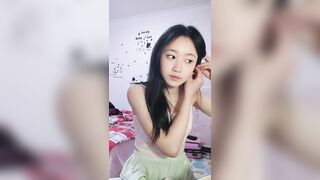 顶点--清纯校园女神，家中下海 ，晚自习回来悄悄直播赚生活费，小淫穴摸摸就流汁水，掰穴诱惑狼友！